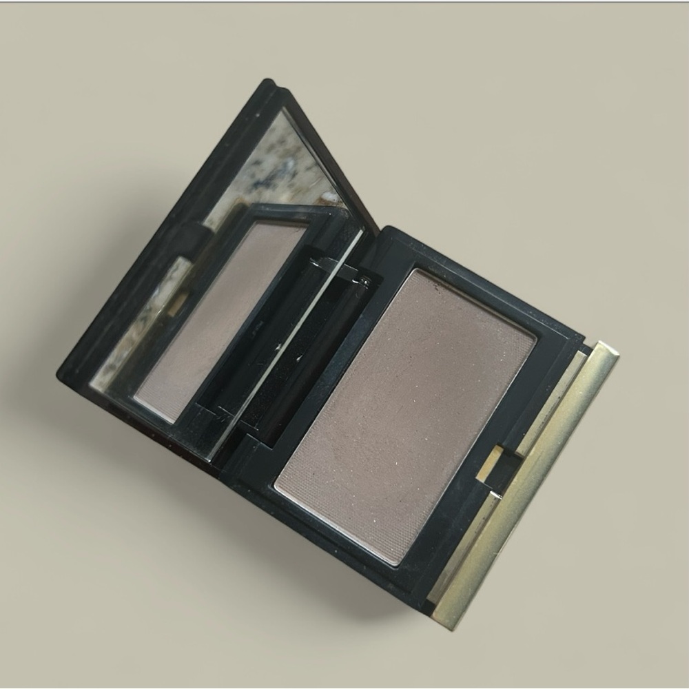 Sculpturing powder by Kevin Aucoin in Medium